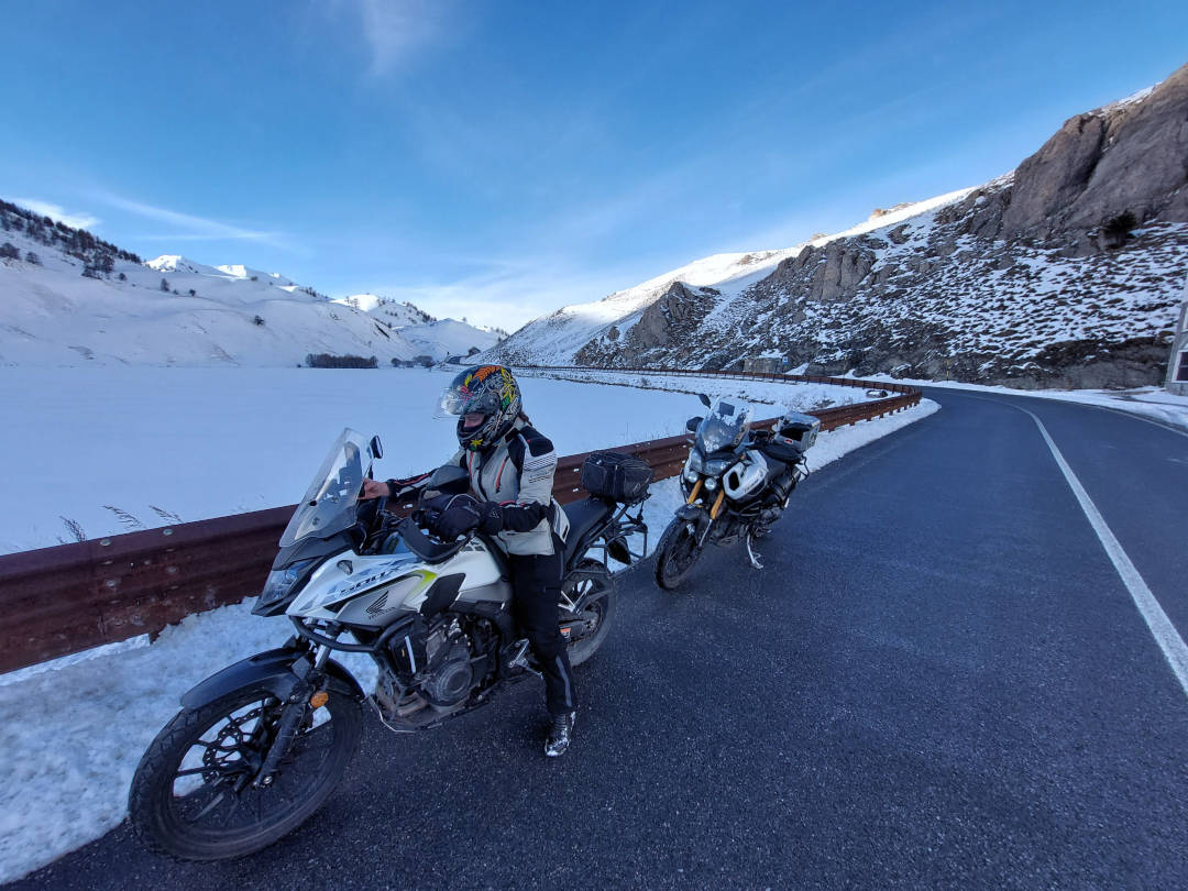 Donna in moto sulla neve