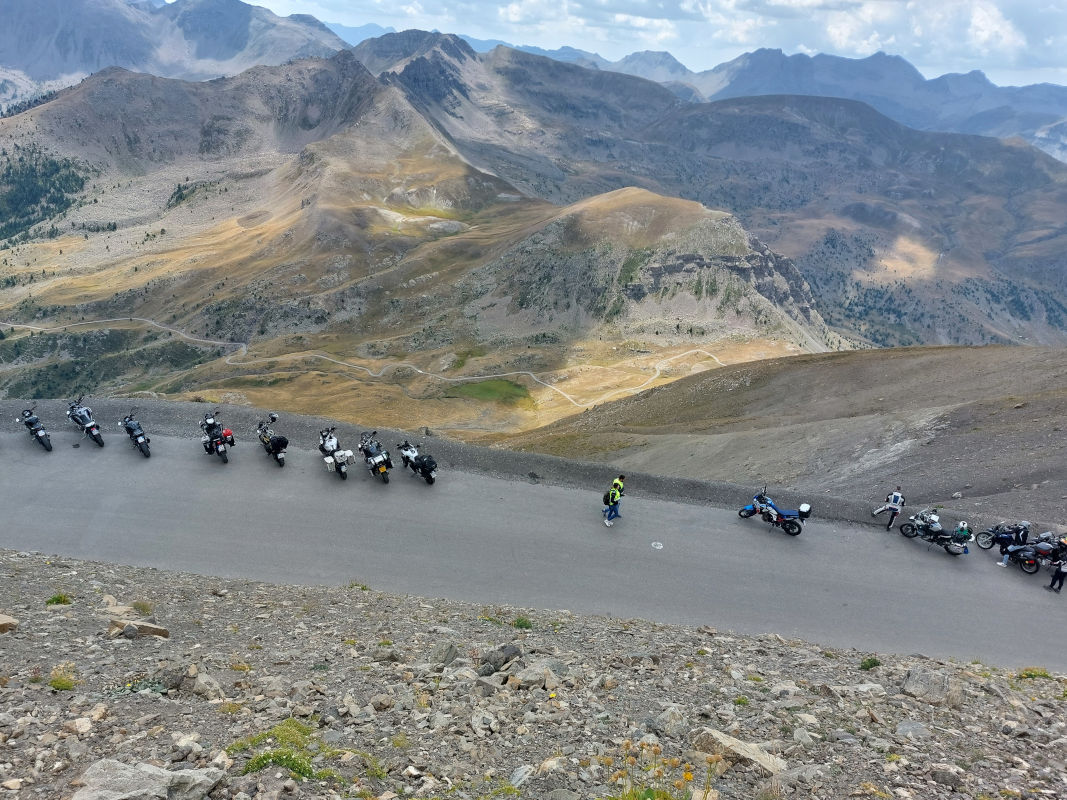 Panorama alpino sul Col de la Bonette, una delle strade più alte d’Europa, perfetta per viaggi in moto