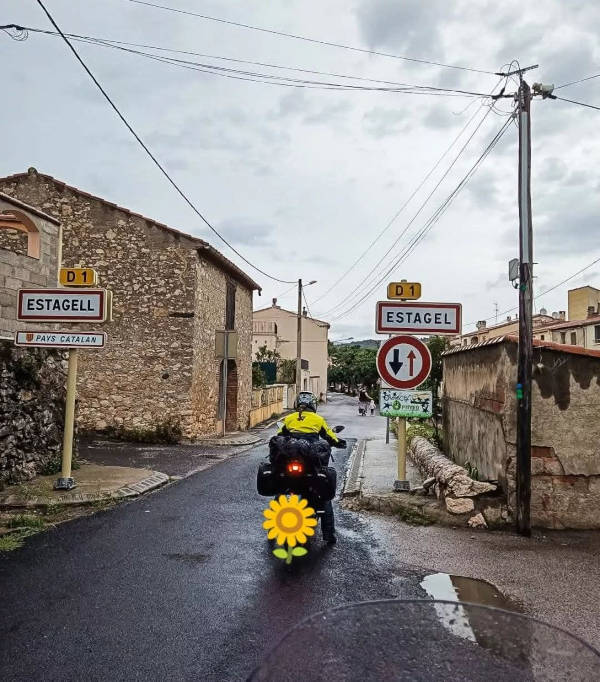 Cartelli stradali in Francia con indicazioni su statali, autostrade e limiti nei centri abitati