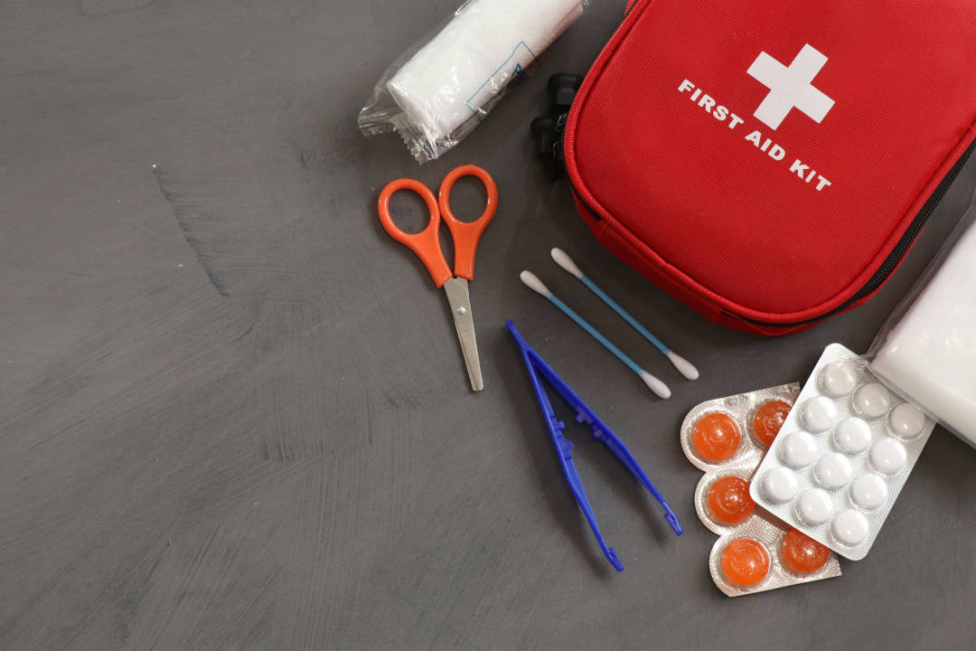 Kit di pronto soccorso omologato DIN 13167 consigliato per viaggiare in moto in Francia