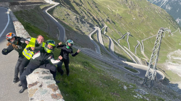 In moto sui tornanti del Passo dello Stelvio