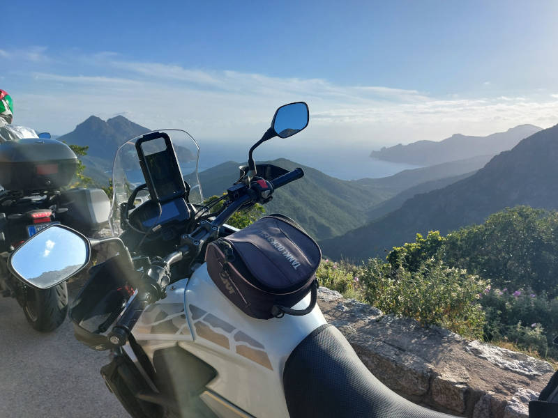 Motociclista in viaggio su strada libera
