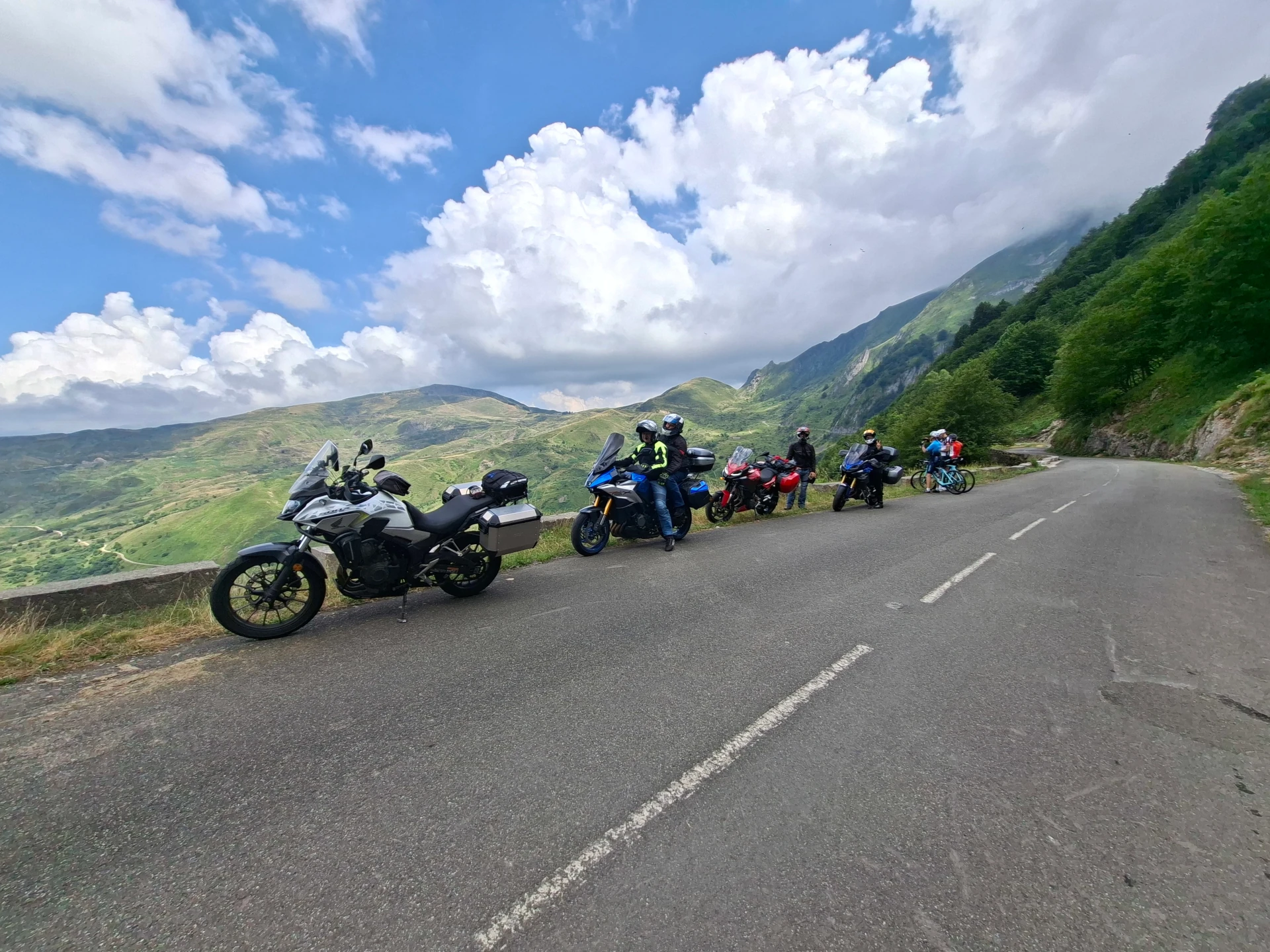 Gruppo di motociclisti in viaggio organizzato